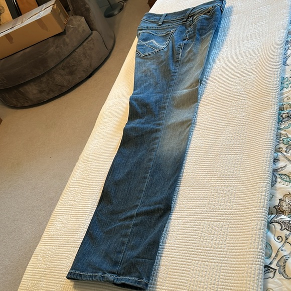 Women's R.E.A.L. Ariat denim jeans. Mid-rise straight, size 32R. Washed,not worn - Picture 13 of 15